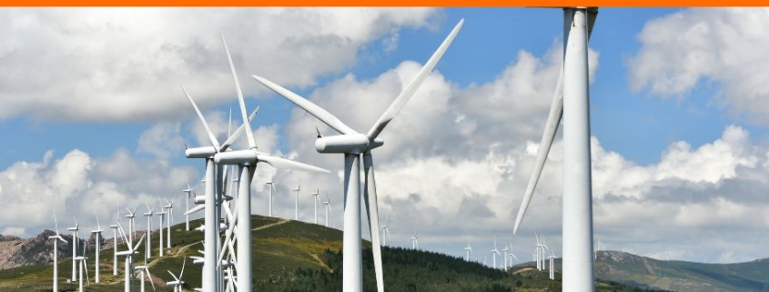 Windkraft Österreich: Zahlreiche Windräder in einer bergigen Landschaft als Symbol für nachhaltige Energiegewinnung