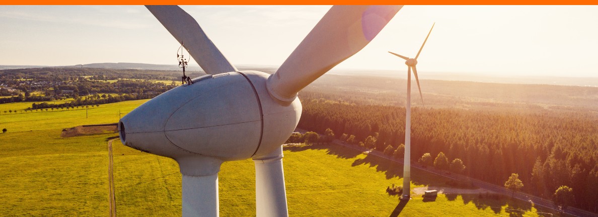 Erneuerbare Energien am Vormarsch Große Windkraftanlage auf einem sonnigen, grünen Feld, symbolisiert erneuerbare Energien und nachhaltige Stromerzeugung.