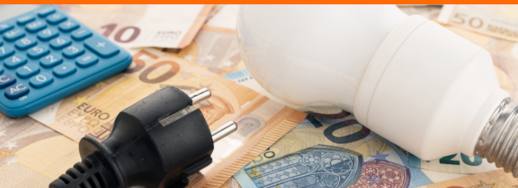 Symbolbild zum Stromgesetz mit Glühbirne, Euro-Geldscheinen, Stecker und Taschenrechner