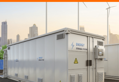 Energiespeicher: Batteriespeicher mit PV Anlangen und Windräder im Hintergrund